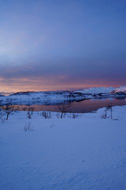 Tromso, Norveç 'te günbatımında güzel manzara.