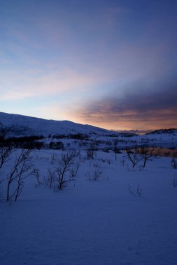 Tromso, Norveç 'te günbatımında güzel manzara.