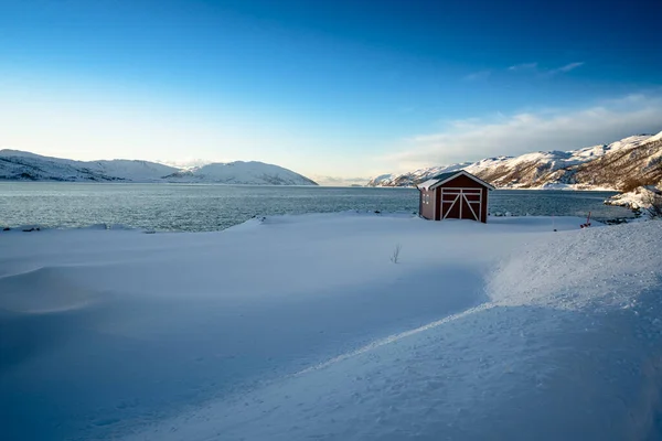 特罗姆瑟海岸线上的挪威传统文化之家 — 图库照片