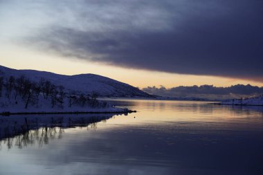 Tromso, Norveç 'te günbatımında güzel manzara.