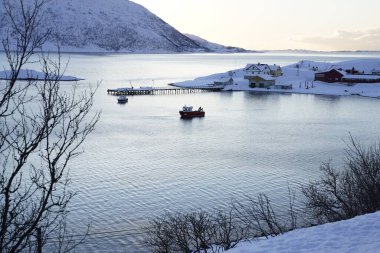 Karlı kış günü. Tromso 'da bir iskele.
