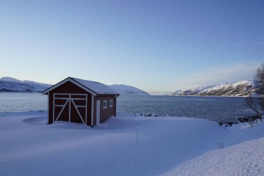 Tromso kıyı şeridindeki geleneksel Norveç kültürü evi