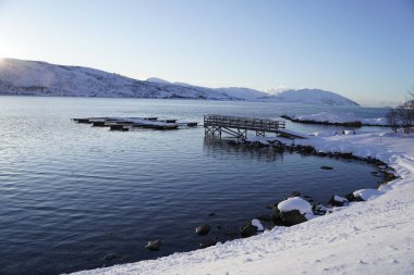 Karlı kış günü. Tromso 'da bir iskele.