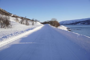 Tromso Norveç 'te karlı yol