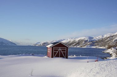 Tromso kıyı şeridindeki geleneksel Norveç kültürü evi