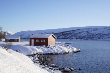 Tromso kıyı şeridindeki geleneksel Norveç kültürü evi