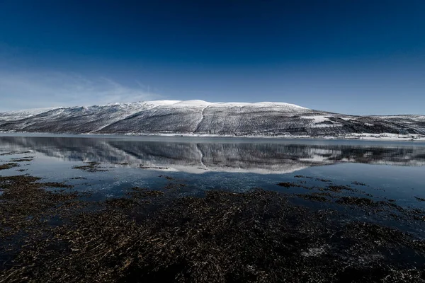 Reflexión Montaña Sobre Mar Tromso Fjordsi Norway — Foto de Stock