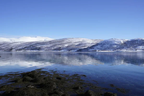 Reflexión Montaña Sobre Mar Tromso Fjordsi Norway — Foto de Stock