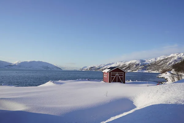 Παραδοσιακή Οικία Του Νορβηγικού Πολιτισμού Στην Ακτογραμμή Του Τρομσο — Φωτογραφία Αρχείου