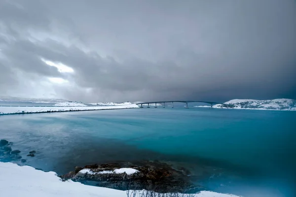 Widok Most Sommaroy Śnieżny Dzień Tromso Norwegia — Zdjęcie stockowe