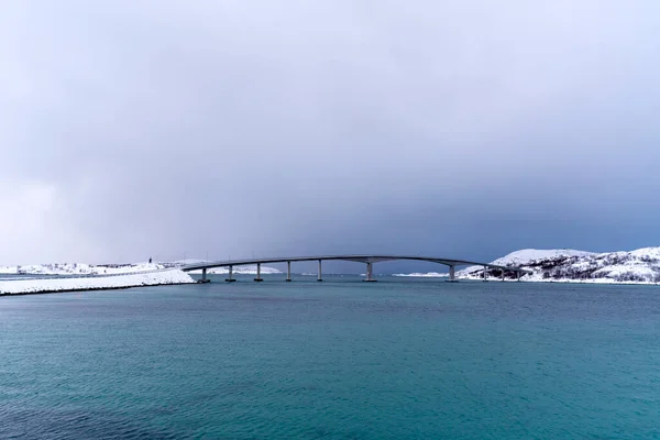 Blick Auf Die Sommaroy Brücke Einem Verschneiten Tag Tromso Norwegen — Stockfoto