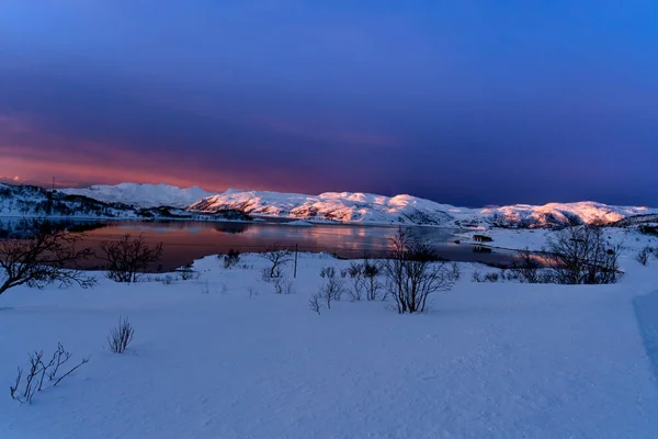 雪的性质和日落时分在特罗姆瑟 — 图库照片
