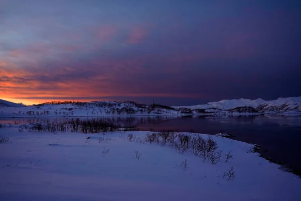Landschaft Sonnenuntergang Verschneiter Natur Und Meer Tromso — Stockfoto