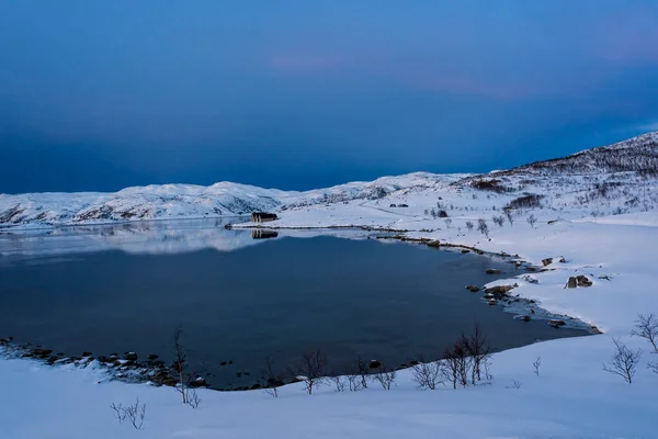 Ηλιοβασίλεμα Τοπίο Χιονισμένη Φύση Και Θάλασσα Τρομσο — Φωτογραφία Αρχείου