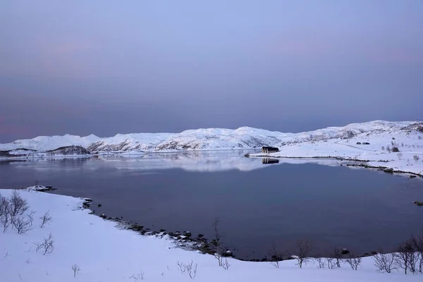 多雪的大自然中的风景落日和特罗姆瑟的大海 — 图库照片