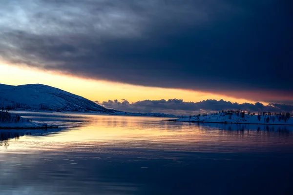 Landschap Zonsondergang Besneeuwde Natuur Zee Tromso — Stockfoto