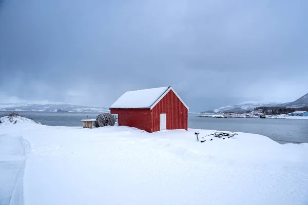 Odraz Domu Hory Moři Zasněžené Přírodě Tromso — Stock fotografie