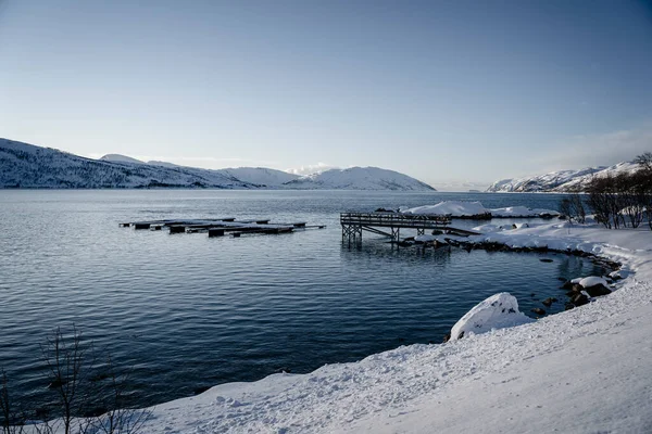 Schneelandschaft Bei Sonnenuntergang Der Küste Von Tromso — Stockfoto
