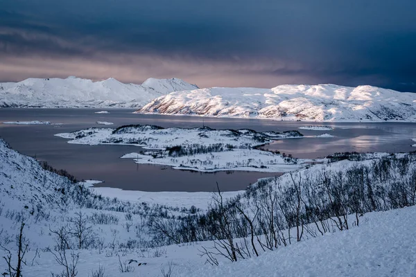 Tromso Nun Kıyı Şeridinde Gün Batımında Karlı Doğa Manzarası — Stok fotoğraf