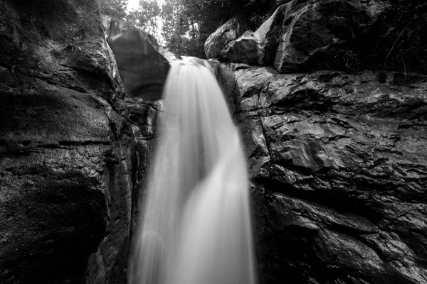 Wasserfall Langzeitbelichtung Ansicht Wald — Stockfoto