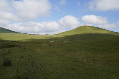 Güzel doğa dağ manzarası ve gezginler