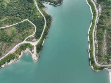 Su barajının havadan görünüşü, yaylım ateşi.
