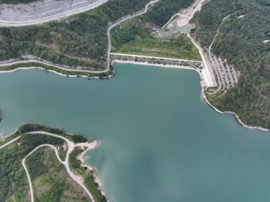 Su barajının havadan görünüşü, yaylım ateşi.