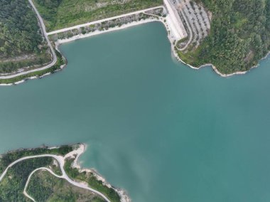 Su barajının havadan görünüşü, yaylım ateşi.