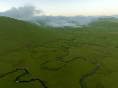 Bulutlu gökyüzü ile dağ zirvesi