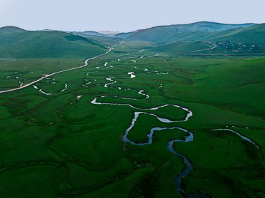 Bulutlu gökyüzü ile dağ zirvesi