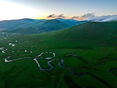 Bulutlu gökyüzü ile dağ zirvesi