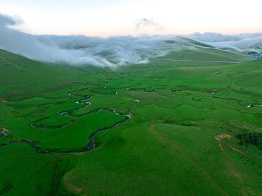 Bulutlu gökyüzü ile dağ zirvesi