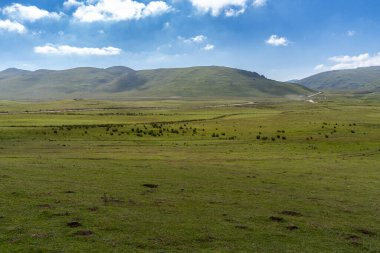 peyzajlı doğa yaylası ve gökyüzü bulutları