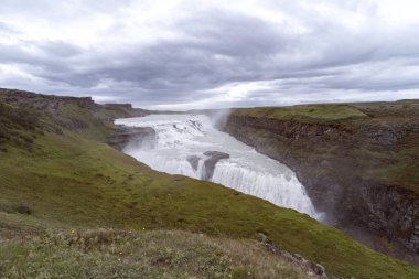 Gullfoss (Golden Falls) İzlanda 'nın güneybatı İzlanda' daki Hvt nehri kanyonunda bulunan en ikonik ve en sevilen şelalelerinden biridir..
