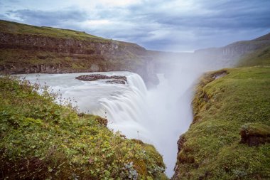 Gullfoss (Golden Falls) İzlanda 'nın güneybatı İzlanda' daki Hvt nehri kanyonunda bulunan en ikonik ve en sevilen şelalelerinden biridir..