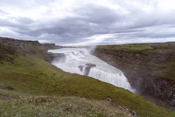 ガルフォス ゴールデンフォールズ はアイスランド南西部のバルト川渓谷で見つかったアイスランドで最も象徴的で愛される滝の1つです — ストック写真