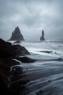 İzlanda 'da uzun pozlu siyah kumsal çekimi