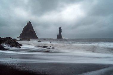 İzlanda 'da uzun pozlu siyah kumsal çekimi