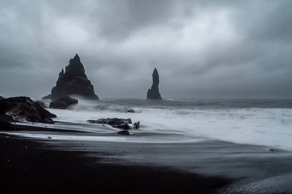 Черный Песчаный Пляж Исландии Длительной Съемкой — стоковое фото