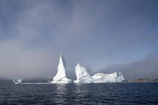 Jäätiköt Arktisella Valtamerellä Grönlannin Vuonot — kuvapankkivalokuva
