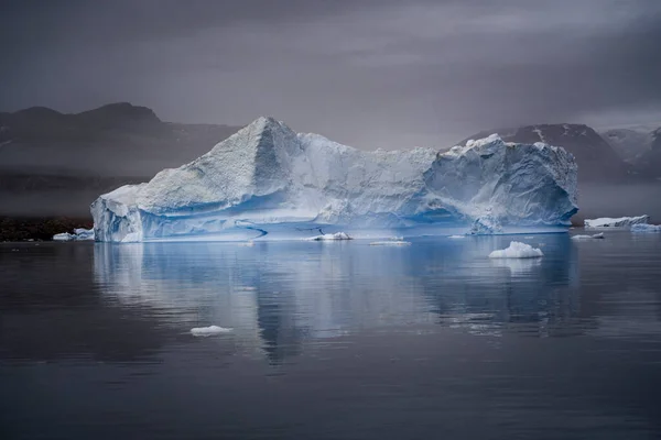 Kutup Okyanusundaki Buzullar Yeşil Fiyortlar — Stok fotoğraf