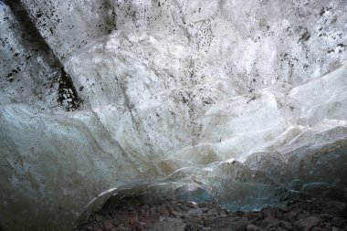 Grönland 'daki buz mağarası