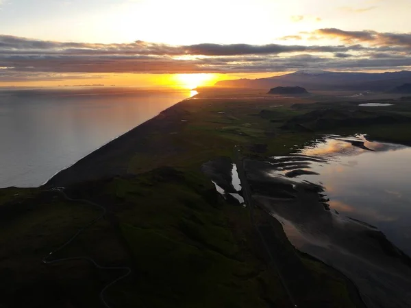 アイスランドディルコリー海岸と山の風景 — ストック写真