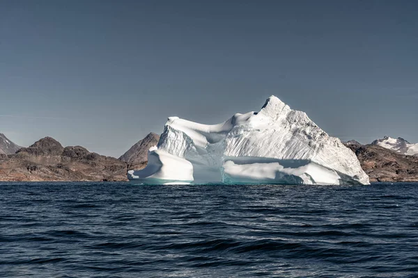 グリーンランドの北極海に氷河が浮かんでいる — ストック写真