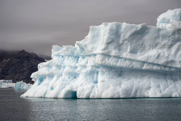 Παγετώνες Επιπλέουν Στον Αρκτικό Ωκεανό Στη Γροιλανδία — Φωτογραφία Αρχείου
