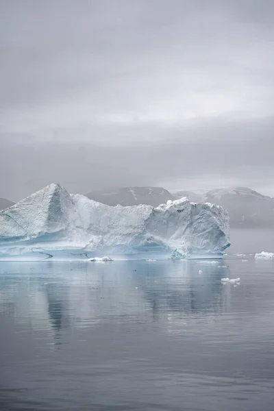Αρκτικά Παγόβουνα Στον Αρκτικό Ωκεανό Την Αλλαγή Του Κλίματος — Φωτογραφία Αρχείου