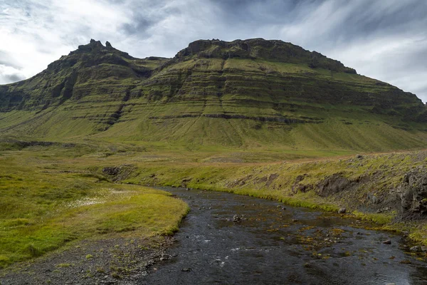 アイスランドの素晴らしい自然景観と山々 — ストック写真