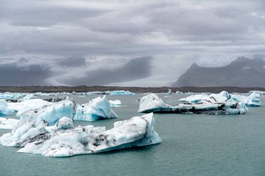 İzlanda 'daki Jokulsarlon Gölündeki Buzullar