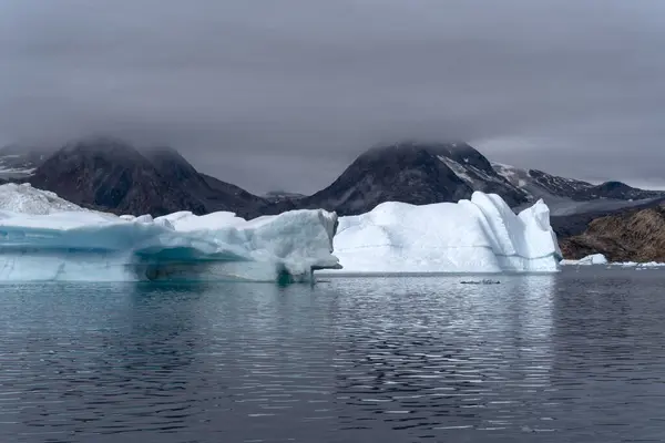 格陵兰北极海洋上的空中景观冰山 — 图库照片