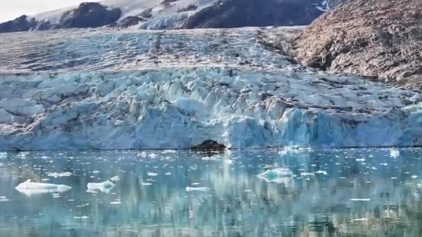 グリーンランドフィヨルドの巨大な氷河の空中観測 — ストック動画